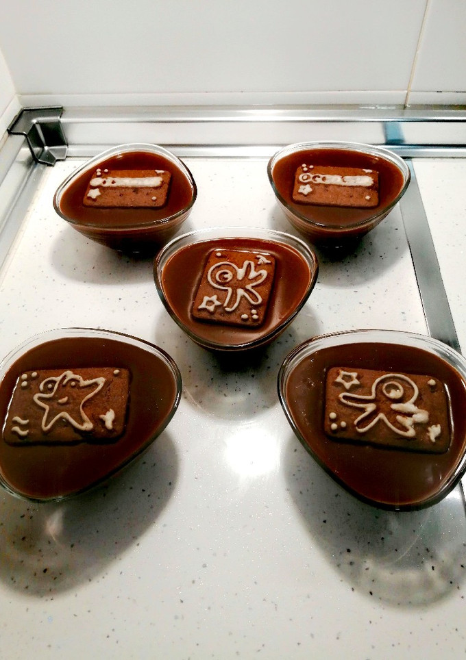 Una foto de Natillas de chocolate Con galletas tosta rica de chocolate