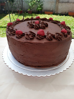 Una foto de Torta de trufa y frambuesa