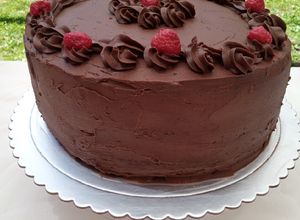 Una foto de Torta de trufa y frambuesa