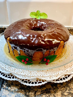 Una foto de Pastel esponjoso de plátano, dulce de leche y ganaché