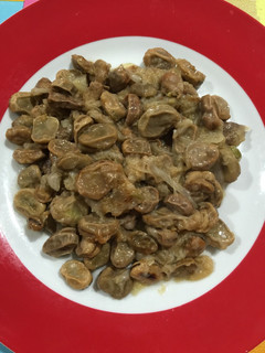 Una foto de Habas fritas con cebolla