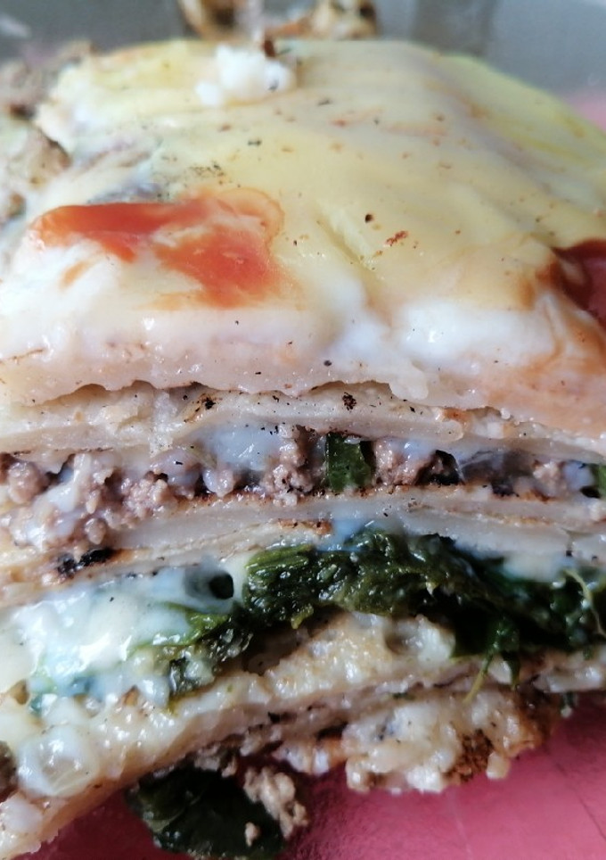 Una foto de Lasaña mixta con tapa de panqueques 💞