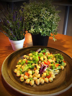 Una foto de Ensalada con garbanzos