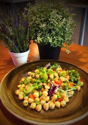 Una foto de Ensalada con garbanzos