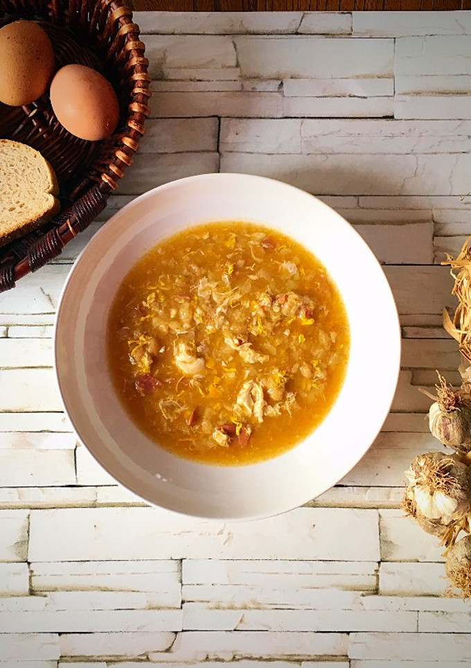 Una foto de Sopa de ajo (o Sopa castellana)