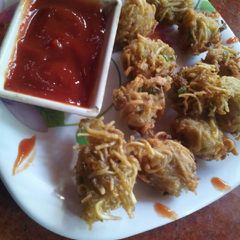 A picture of Noodles aloo pakora.