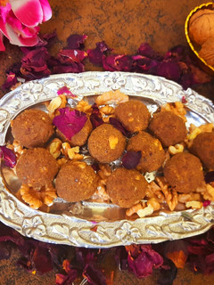 अखरोट गुड़ के लड्डू(akhrot gud ke laddu recipe in hindi) रेसिपी मुख्य फोटो