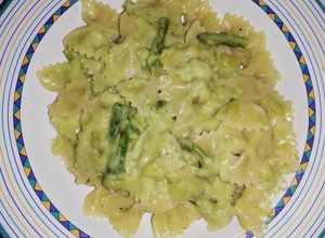 Foto di Farfalle con asparagi e edamer