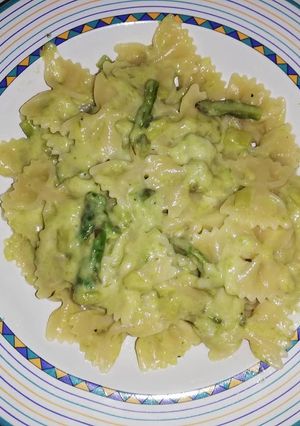 Foto di Farfalle con asparagi e edamer