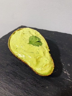 Una foto de Dip de Aguacate y Cilantro 🥑