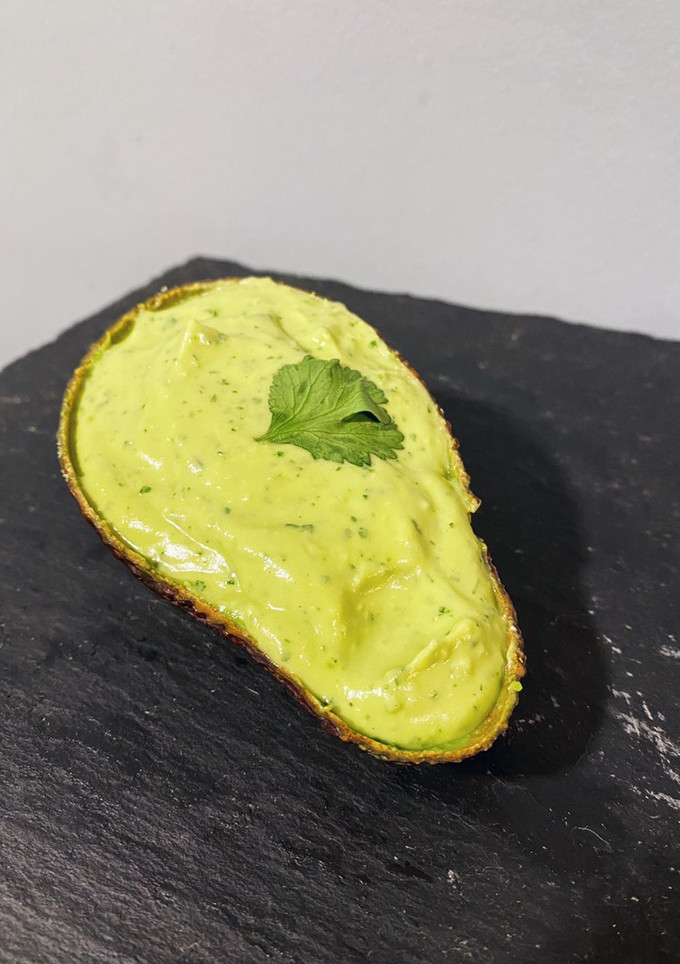 Una foto de Dip de Aguacate y Cilantro 🥑