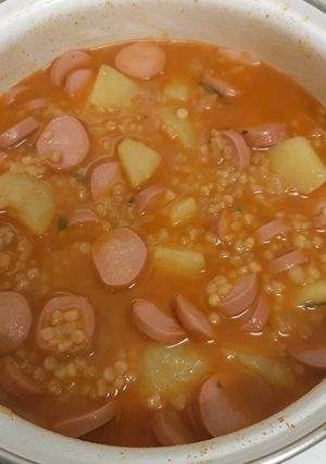 Tarhonyás krumpli virslivel recept fotója