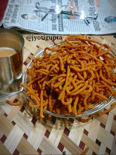 लहसुनी ज्वार आटा सेव (lehsuni jowar atta sev recipe in Hindi) रेसिपी मुख्य फोटो