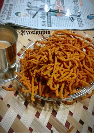 लहसुनी ज्वार आटा सेव (lehsuni jowar atta sev recipe in Hindi) रेसिपी मुख्य फोटो