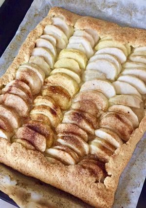 Una foto de TARTA DE MANZANA 🍏