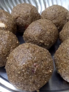 பச்சை பயிறு லட்டு (Green Gram Ladoo recipe In Tamil) செய்முறை முக்கிய புகைப்படம்