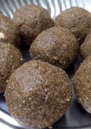 பச்சை பயிறு லட்டு (Green Gram Ladoo recipe In Tamil) செய்முறை முக்கிய புகைப்படம்