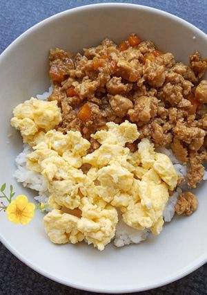 Foto resep Chicken Teriyaki Scramble Egg Rice Bowl
