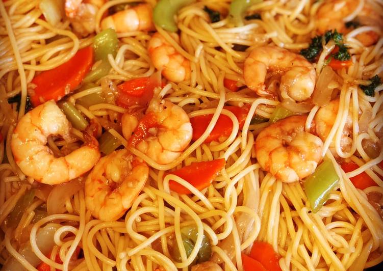 Recipe of Perfect Stir Fried Shrimp and Veggies Pasta