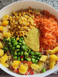 Una foto de Ensalada de quinoa con mango, edamame y vinagreta de mango