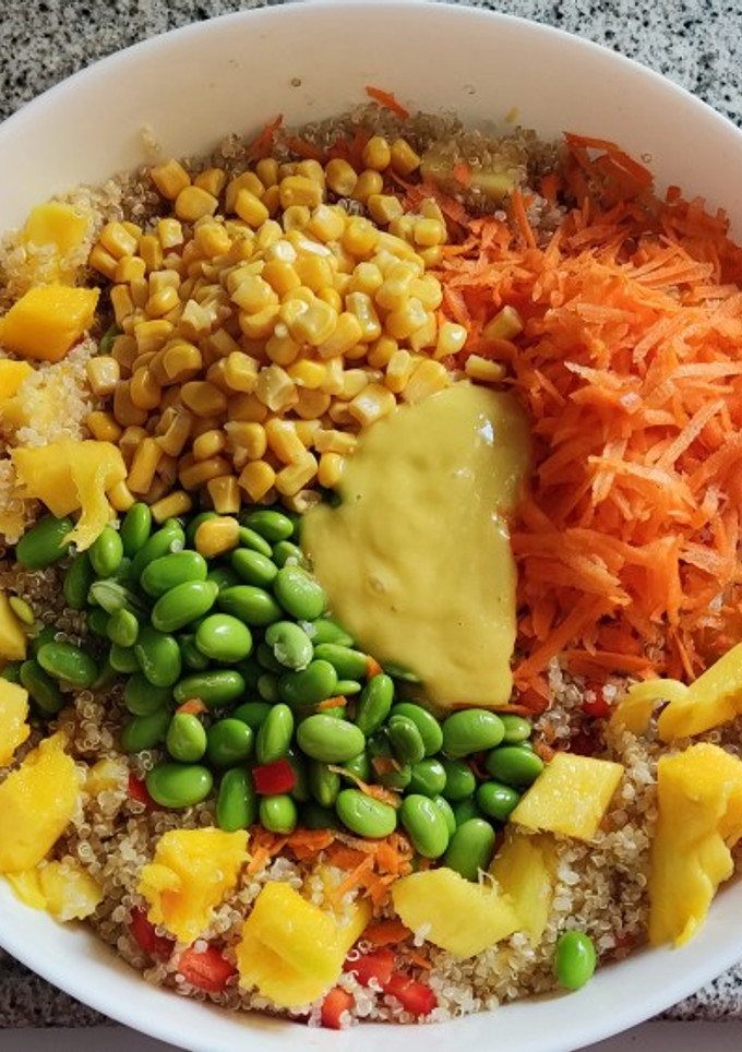 Una foto de Ensalada de quinoa con mango, edamame y vinagreta de mango