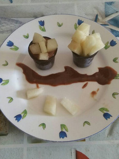 Una foto de Vasitos de chupitos de chocolate rellenos de melón