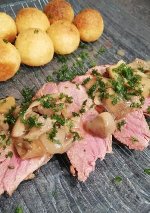Une photo de Magret de canard et ses champignons