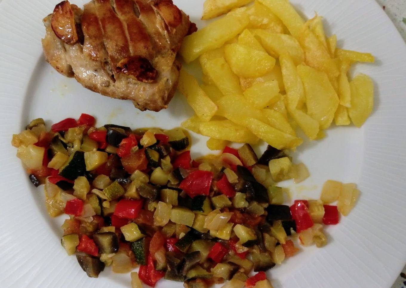 Pollo y patatas fritas con pisto