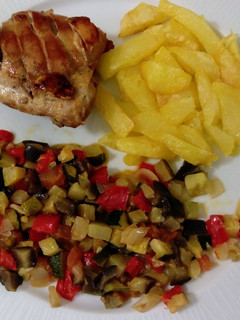 Una foto de Pollo y patatas fritas con pisto