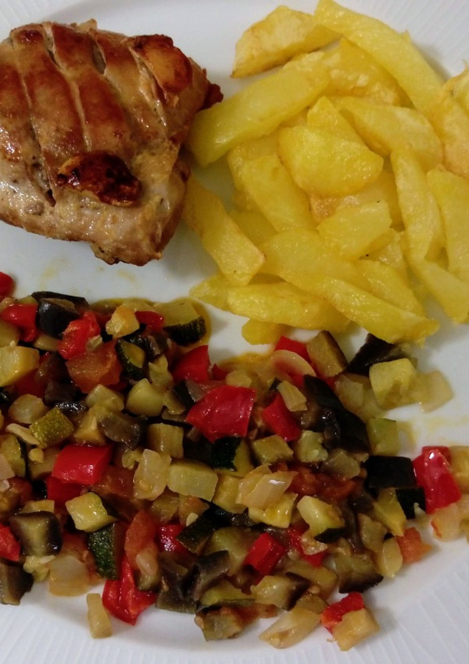 Una foto de Pollo y patatas fritas con pisto