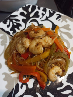 Una foto de Fideos de arroz con verduras y gambas