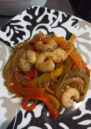 Una foto de Fideos de arroz con verduras y gambas