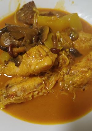 Una foto de Guiso de pollo con setas