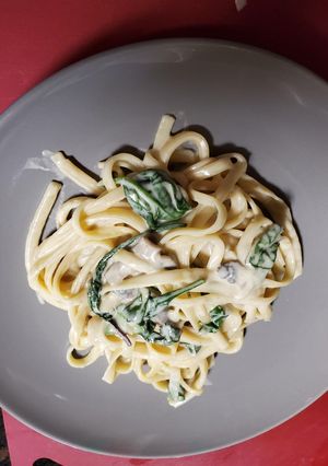 Una foto de Fetuccini en crema y espinacas