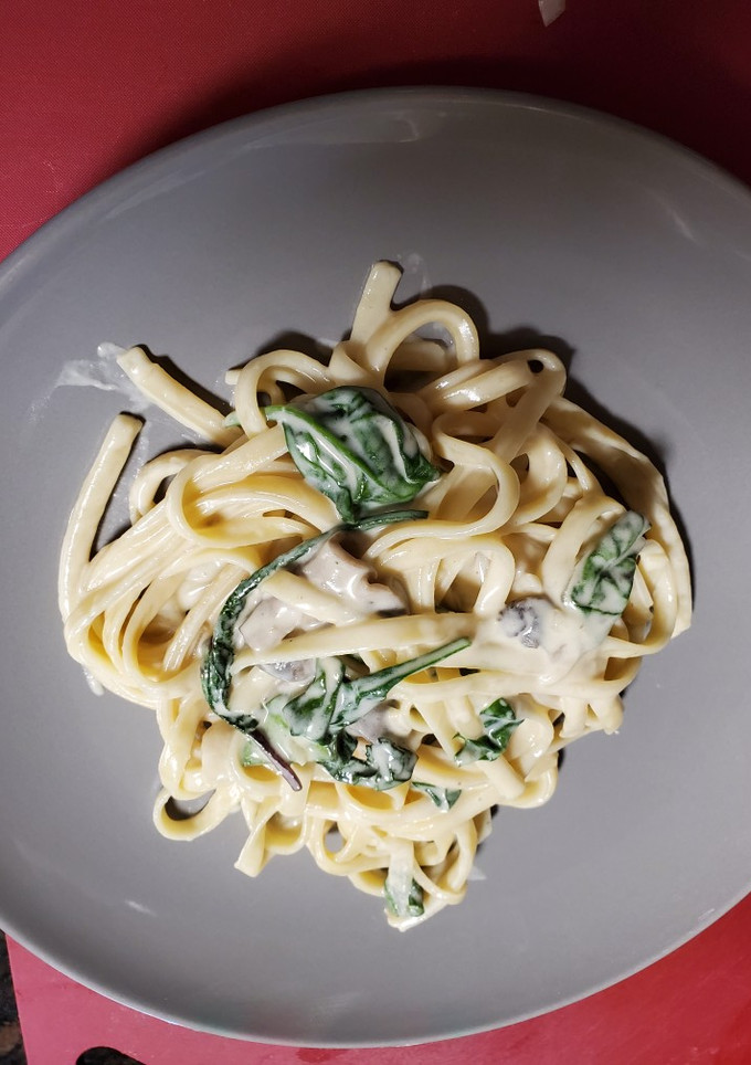 Una foto de Fetuccini en crema y espinacas