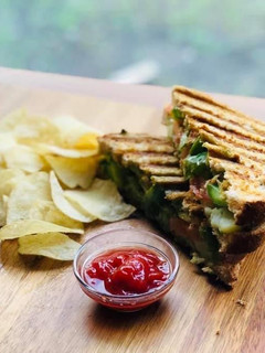 ગ્રીલ્ડ વેજીટેબલ ચીઝ સેન્ડવીચ(veg grill cheese sandwich recipe in Gujarati) રેસીપી મુખ્ય ફોટો