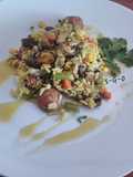 Arroz con curry y surtido de marisco y verduras