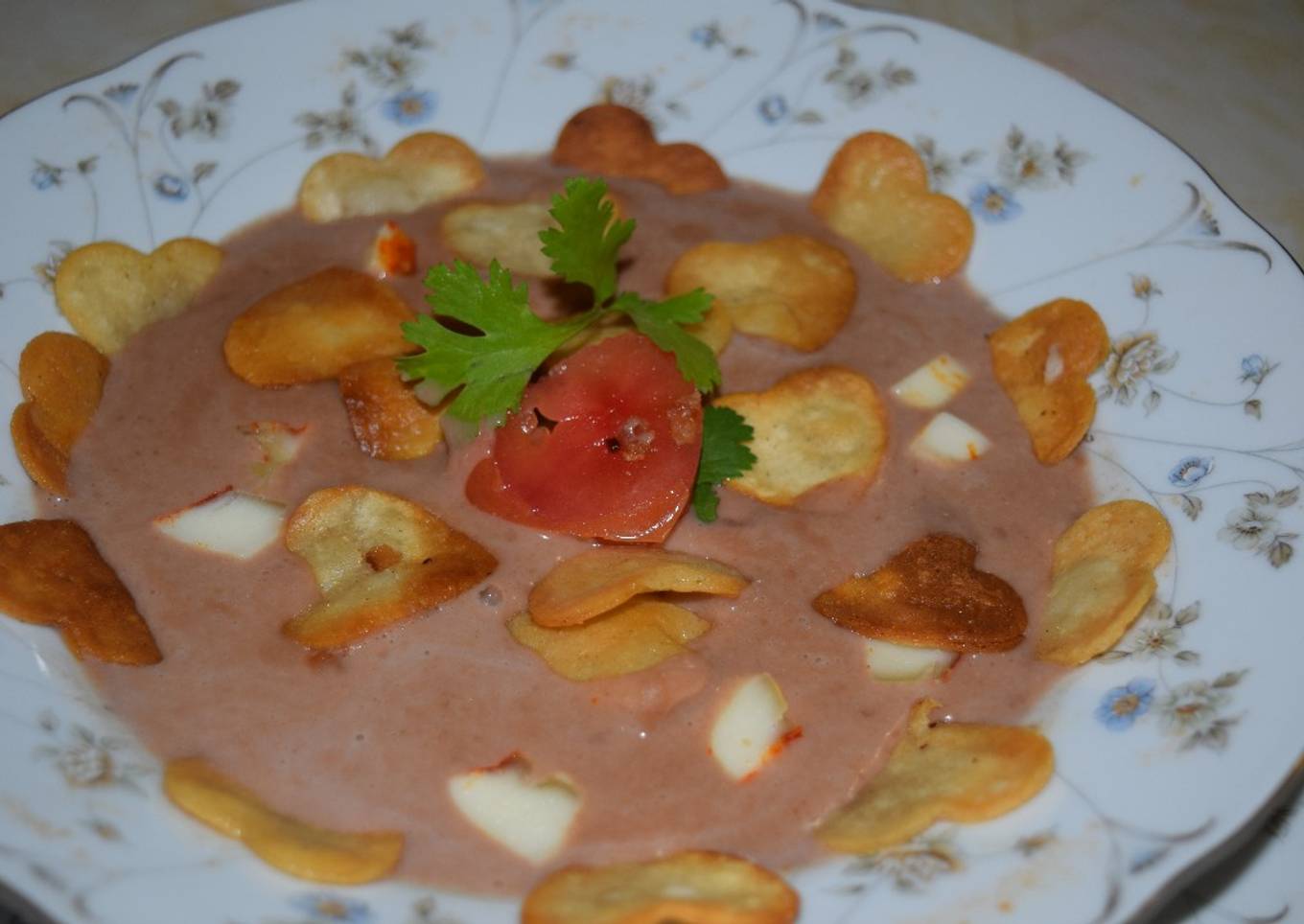 Sopa de tortilla en salsa de frijol