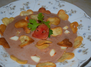 Una foto de Sopa de tortilla en salsa de frijol