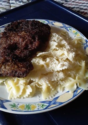 Una foto de Milanesa de carne con fideos!!