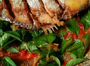 Foto resep #56. Ikan goreng kuek sambal kemangi