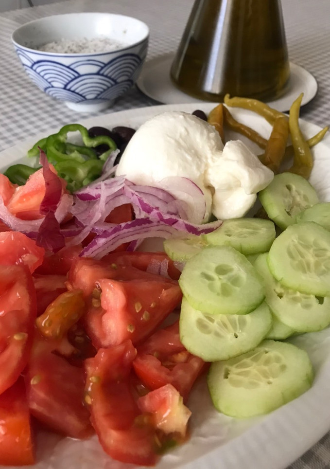 Una foto de Ensalada familiar, con burrata como estrella!