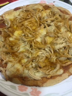 Una foto de Pizza de pollo con miel mostaza