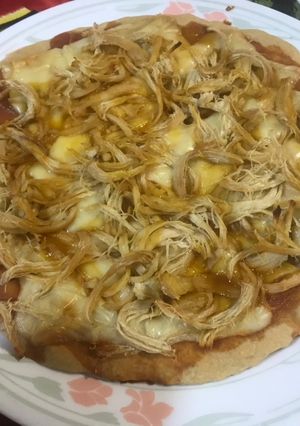 Una foto de Pizza de pollo con miel mostaza