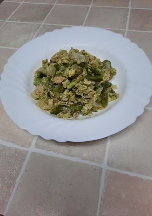 Una foto de Revuelto de espárragos verdes con atún