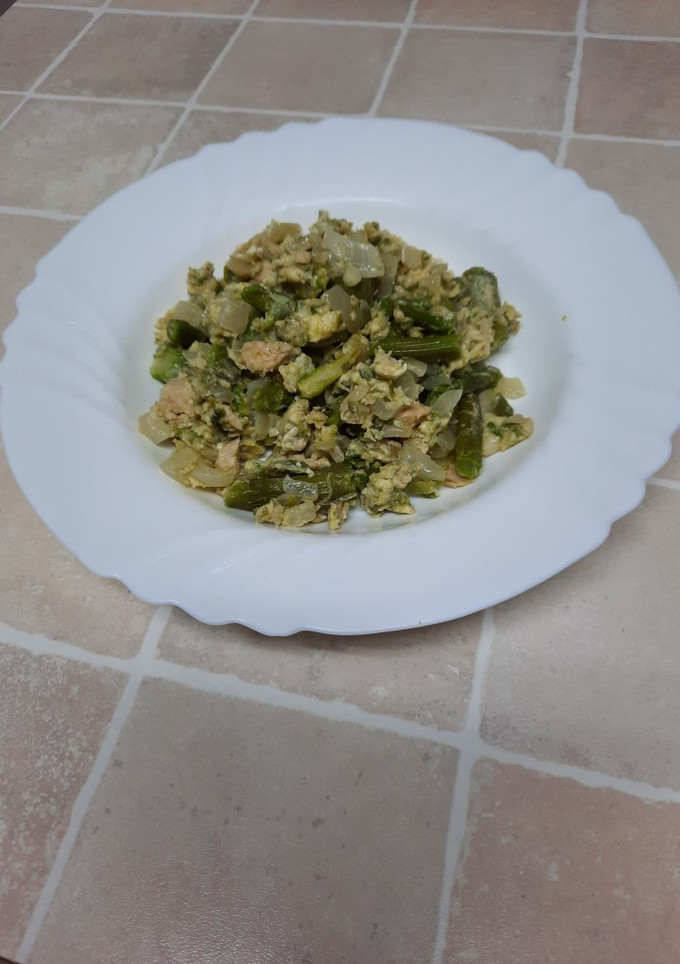 Una foto de Revuelto de espárragos verdes con atún