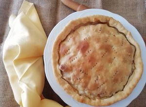 Foto di Pizza rustica ripiena di carne, con impasto all'acqua senza lievito