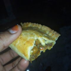 A picture of Bake meat pies.