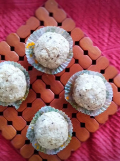 રોટલી ના લાડુ(Rotli na ladoo recipe in Gujarati) રેસીપી મુખ્ય ફોટો
