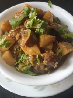 રીંગણા બટાકા નું શાક (Ringna Bataka Shak Recipe In Gujarati) રેસીપી મુખ્ય ફોટો